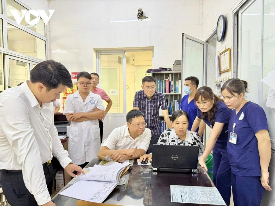 Đoàn của Sở Y tế Phú Thọ tập huấn, hỗ trợ các y bác sỹ TTYT Khu vực Đà Bắc thực hiện triển khai hồ sơ bệnh án điện tử. yt04.jpg