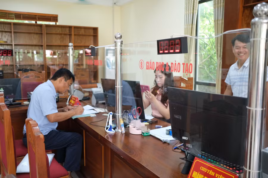 Người dân đến làm thủ tục hành chính tại phường Vĩnh Yên, tỉnh Phú Thọ.