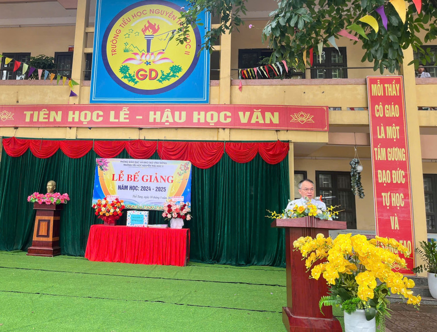 Hiệu trưởng Nguyễn Đăng Khoa phát biểu tại lễ bế giảng. nth3.jpg