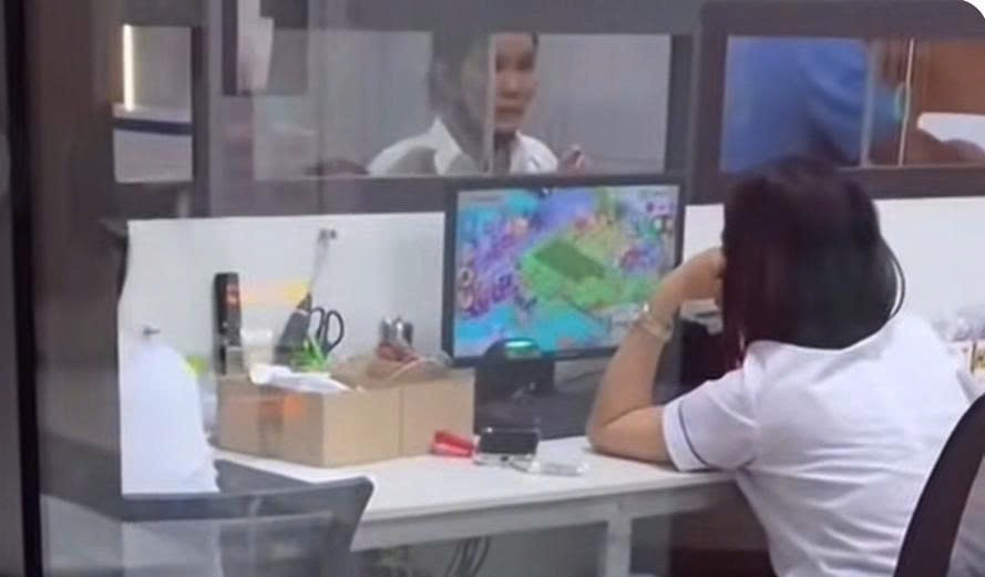 Cán bộ vi phạm sẽ bị xem xét kỷ luật theo quy định. Hình ảnh cắt từ clip đang lan truyền trên mạng. clip.jpg