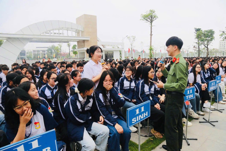 Học sinh Trường THPT Chuyên Hùng Vương tích cực tham gia thảo luận kiến thức về an ninh mạng.