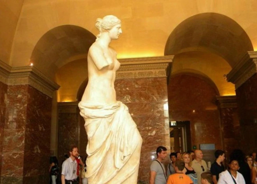 Thần Vệ Nữ ở Bảo tàng Louvre, Paris.