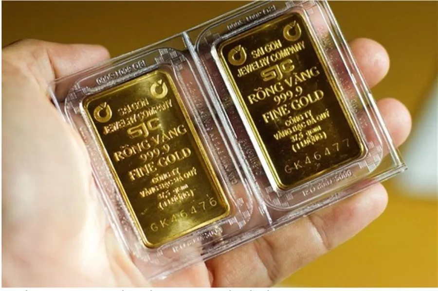 Vàng SJC được bán cho các cơ sở kinh doanh vàng bạc không có giấy phép với giá chênh lệch cao hơn so với ngân hàng thương mại Nhà nước bán.