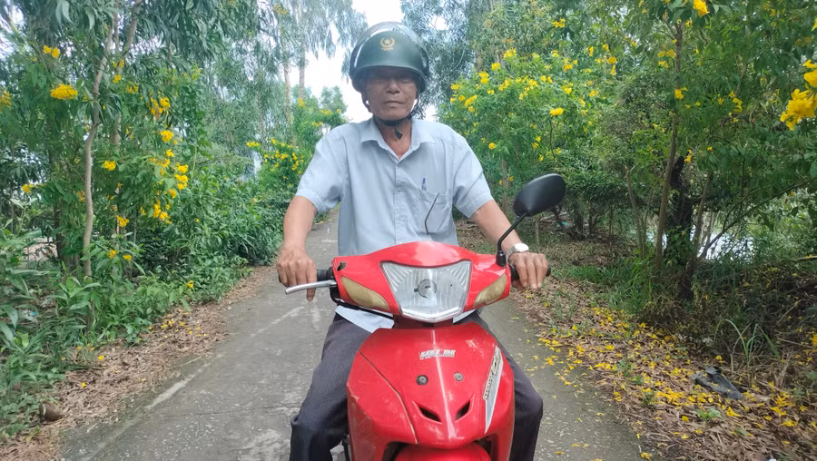 Ông Phạm Văn Quang đi xác minh hoàn cảnh học sinh để hỗ trợ.