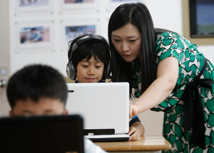 Sách giáo khoa AI là tài liệu tự chọn nhằm hỗ trợ học tập.