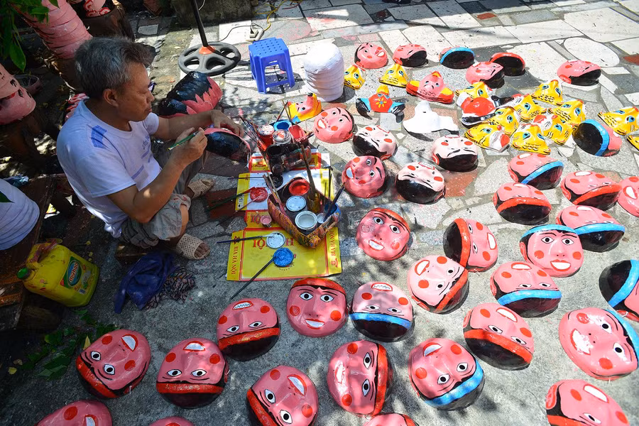 Mỗi dịp Trung thu, mỗi gia đình trong làng Ông Hảo đều la liệt đồ chơi truyền thống.