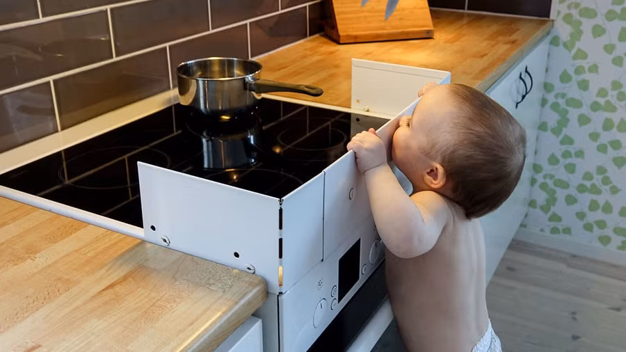 Phụ huynh cần chú ý các nguyên tắc phòng ngừa tai nạn bỏng cho trẻ nhỏ. Ảnh minh họa: INT.