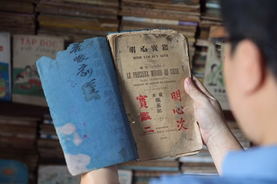 ky uc hoc tro qua bo suu tap sach cu ca tram nam (4).jpg