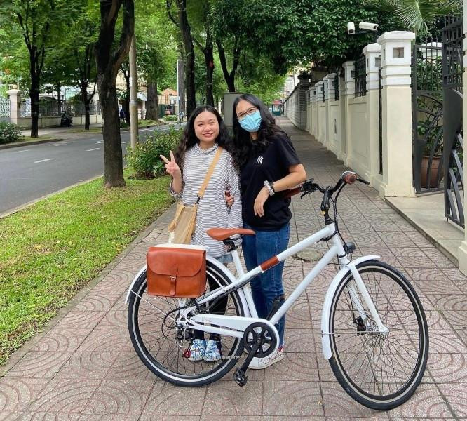 Việc sử dụng xe đạp sẽ giúp giảm thiểu khí thải và các chất độc hại được thải ra trong không khí. hanh dong vi tuong lai xanh (1).jpg