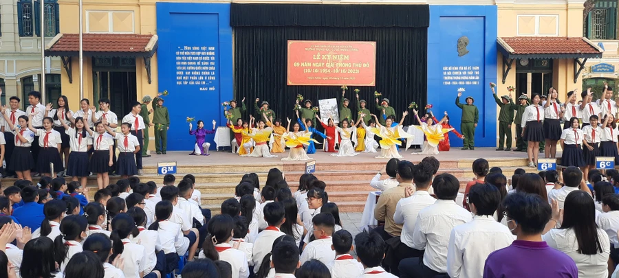 Học sinh Hà Nội biểu diễn nghệ thuật chào mừng ngày giải phóng Thủ đô. Ảnh minh họa ITN.