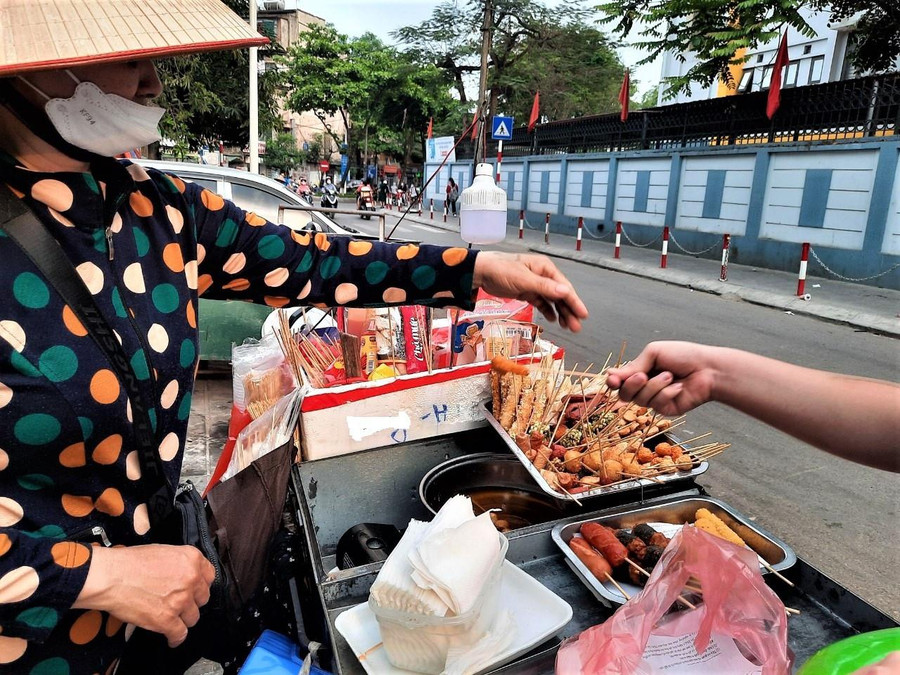 Thực phẩm bày bán tại khu vực gần trường học dù dành cho trẻ, nhưng không có nguồn gốc, xuất xứ.