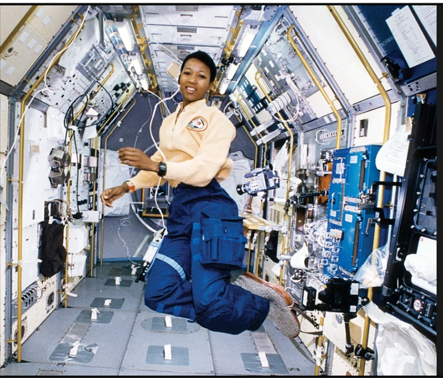 Mae Jemison trên tàu con thoi Endeavour.