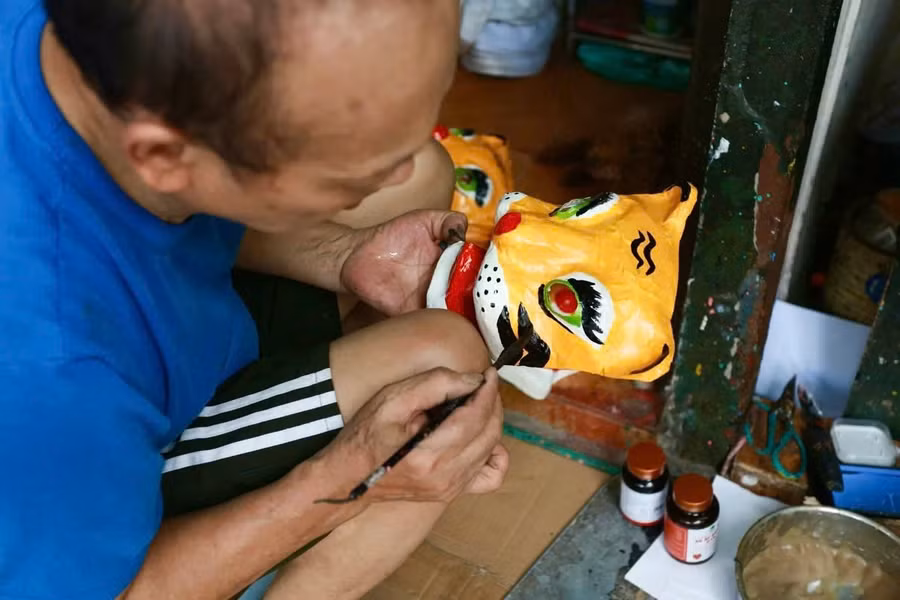 vo chong nghe nhan dam me mat na giay boi (2).jpeg