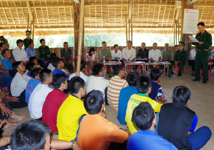 Bộ đội biên phòng vận động người dân xóa bỏ mê tín dị đoan, phát triển kinh tế.