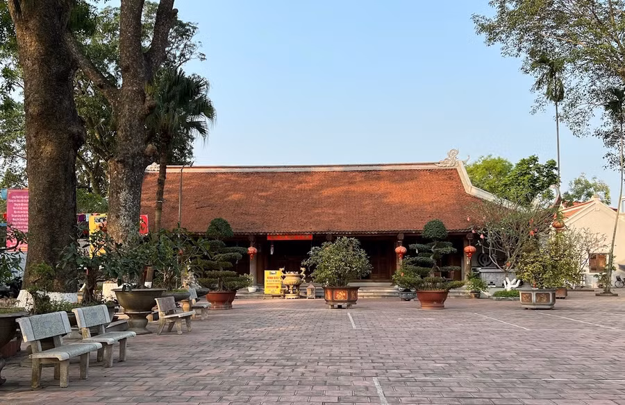 Năm 1115, Nguyên phi Ỷ Lan cho xây dựng tại quê hương ngôi chùa Linh Nhân Tư Phúc tự (dân gian gọi là chùa Bà Tấm).