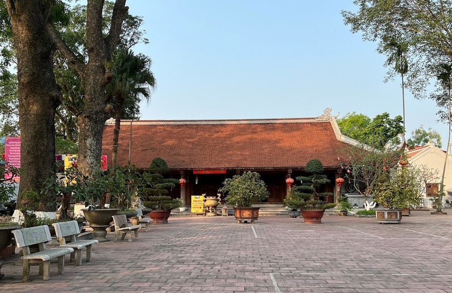 Năm 1115, Nguyên phi Ỷ Lan cho xây dựng tại quê hương ngôi chùa Linh Nhân Tư Phúc tự (dân gian gọi là chùa Bà Tấm).