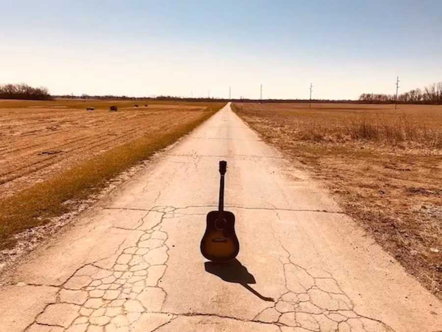 Cây guitar bí ẩn.