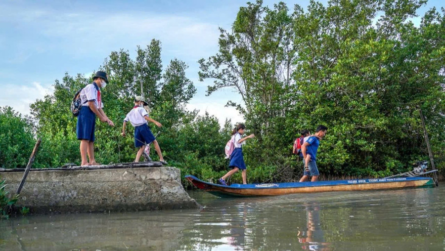 Phụ huynh đưa con đến trường từ tờ mờ sáng. 