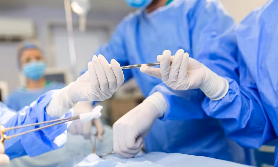 Độ tuổi được khuyến cáo để phẫu thuật hạ tinh hoàn là trước khi hoàn thành năm 2 tuổi. Ảnh minh hoạ