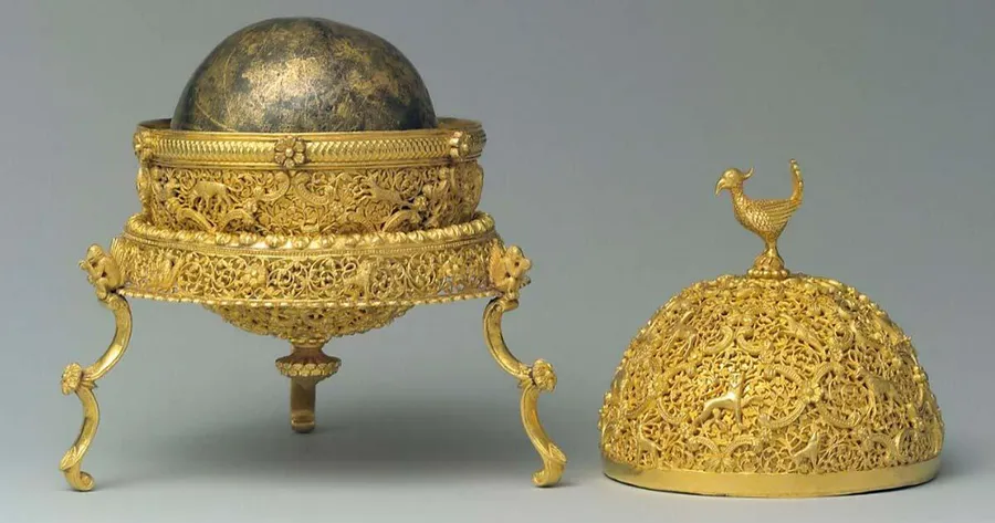 Tráp đựng sỏi dạ dày dê bằng vàng hoàn chỉnh với giá đỡ và hòn sỏi bên trong. Ảnh: Ancient-origins.net