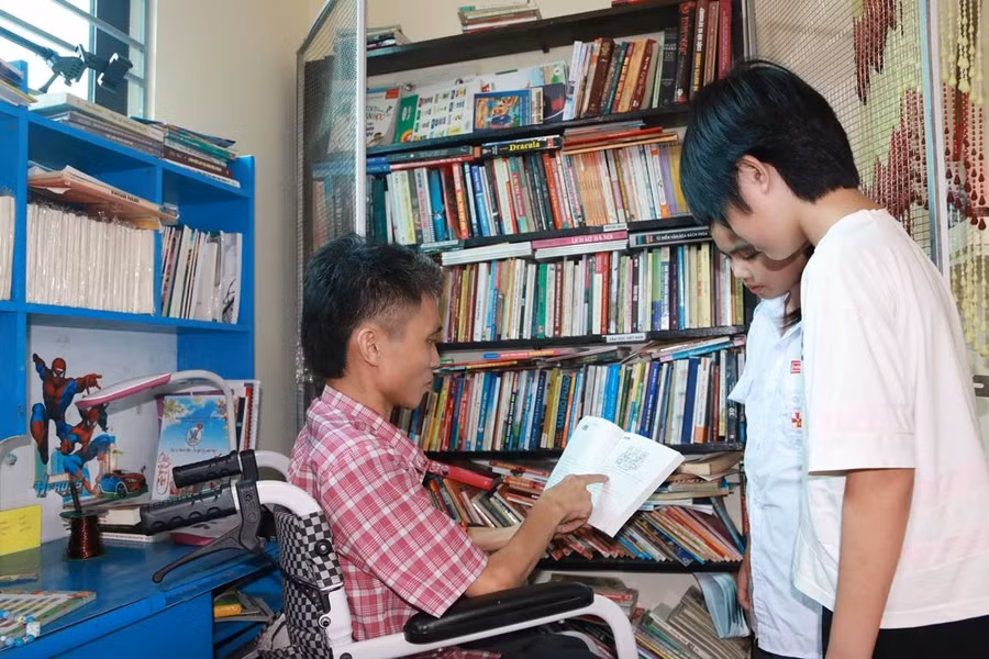 Anh Điển lan tỏa văn hóa đọc bên tủ sách 'Hạnh phúc' tới các bạn nhỏ mỗi ngày. 