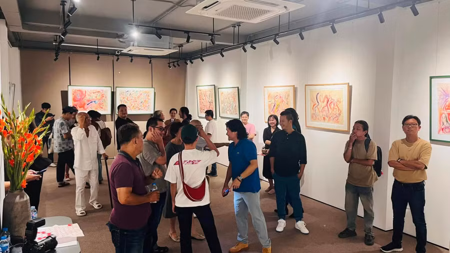 Công chúng và giới nghệ thuật tham quan triển lãm 'Gieo dó ngồi ngó'. 