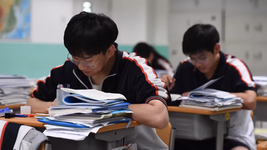 sinh vien cac truong dai hoc hang dau trung quoc noi lo bi tut lai phia sau (1).jpg