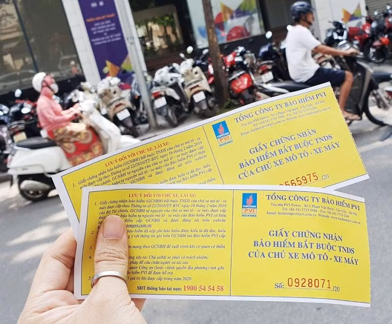 Nhiều ý kiến cho rằng, nên bỏ chính sách bắt buộc mua bảo hiểm xe máy bởi vì không thiết thực. Ảnh minh họa: ITN