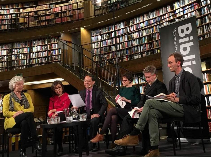 Nhà thơ Mai Văn Phấn đọc thơ tại Thư viện Stockholm, Thụy Điển. Ảnh: NVCC