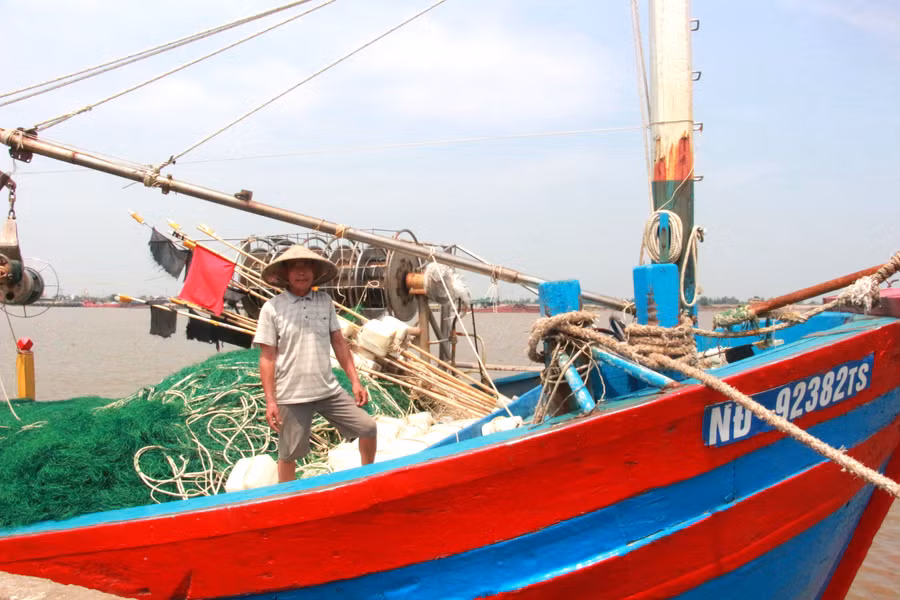 Ngư dân Nam Định hào hứng trước khi ra khơi.