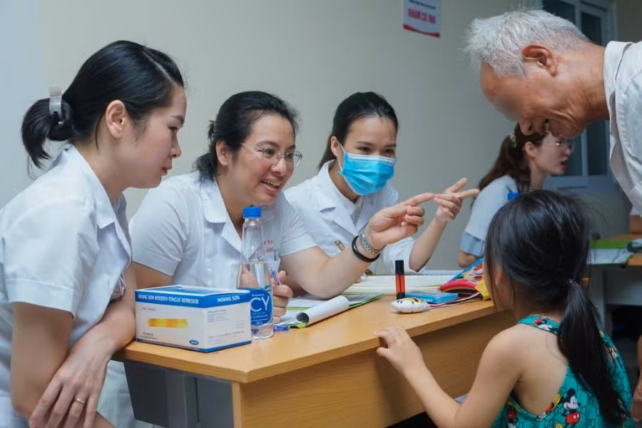 Thạc sĩ Lê Quỳnh Quyên thăm khám cho trẻ.