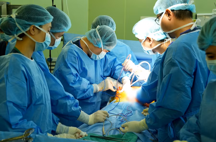 Nhiều năm qua, các bệnh viện liên tục tiếp nhận bệnh nhân trong tình trạng đã vượt qua giờ vàng. Ảnh minh họa 