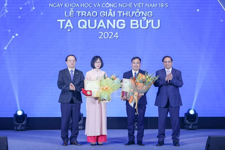 Thủ tướng Phạm Minh Chính trao tặng Giải thưởng Tạ Quang Bửu năm 2024 cho PGS.TS Trần Mạnh Trí (thứ 2 bên phải).