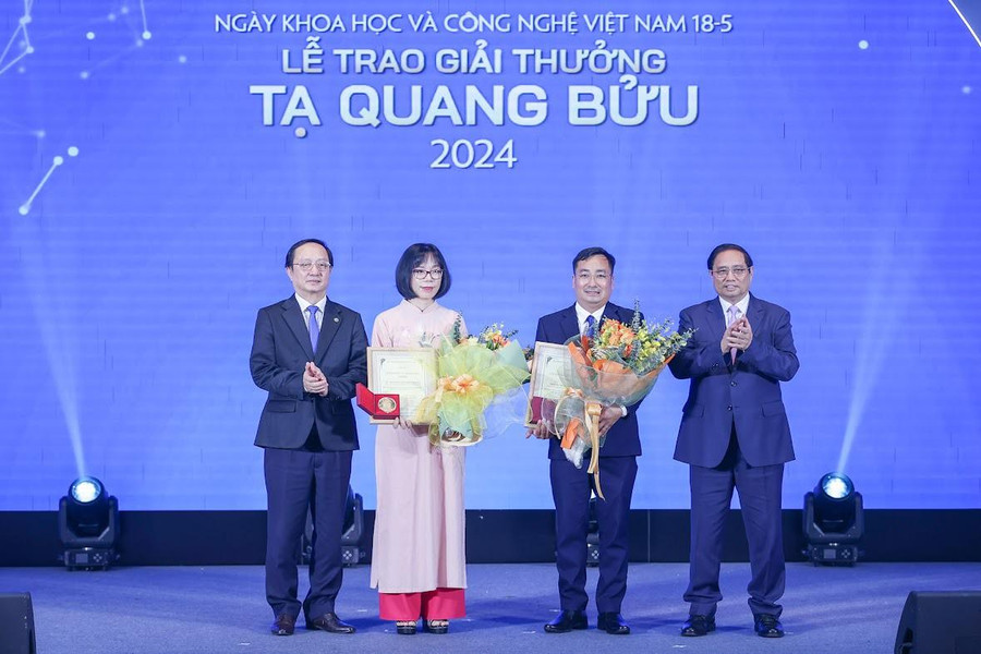 Thủ tướng Phạm Minh Chính trao tặng Giải thưởng Tạ Quang Bửu năm 2024 cho PGS.TS Trần Mạnh Trí (thứ 2 bên phải).