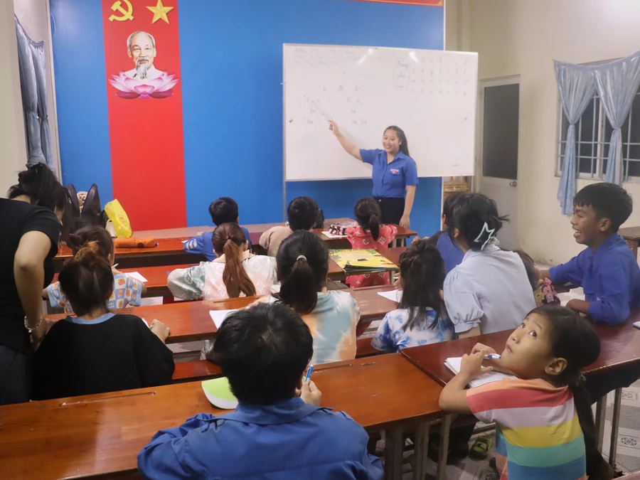 Cô Trần Thanh Thùy hướng dẫn học sinh đọc chữ.