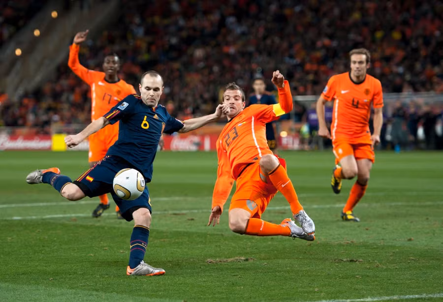 Tình huống Andres Iniesta ghi bàn quyết định trong trận chung kết World Cup 2010. Ảnh: ITN.