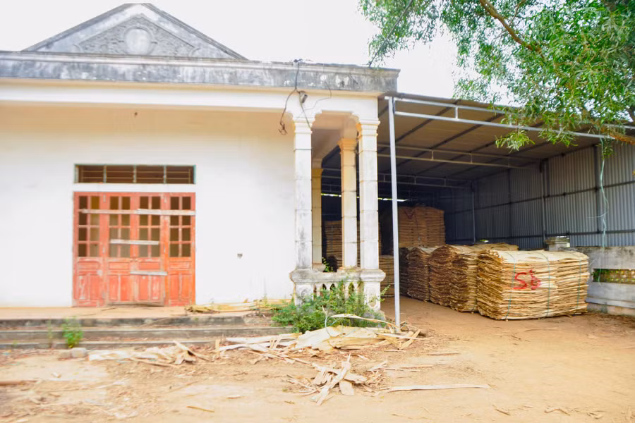 Nhà văn hóa tại khu tái định cư lâu ngày không sử dụng ngày càng bị xuống cấp.