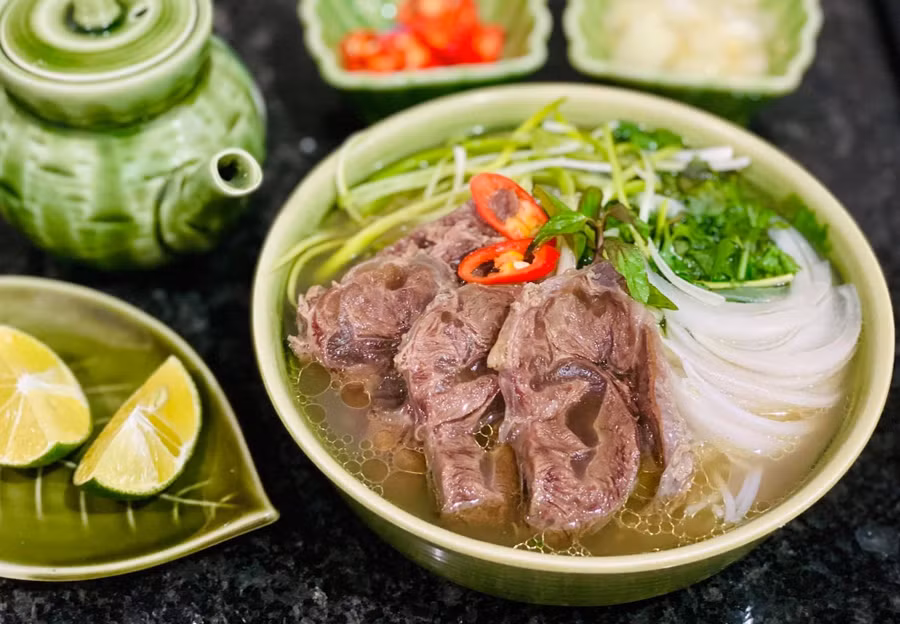 Phở của Việt Nam đứng ở vị trí thứ 9 trong danh sách 100 món ăn ngon nhất khu vực Đông Nam Á. Ảnh minh hoạ