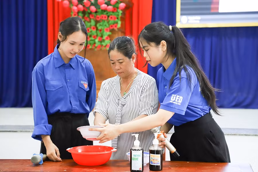 Nhóm sinh viên chế tạo nước tẩy rửa sinh học từ rác thải trong gia đình.