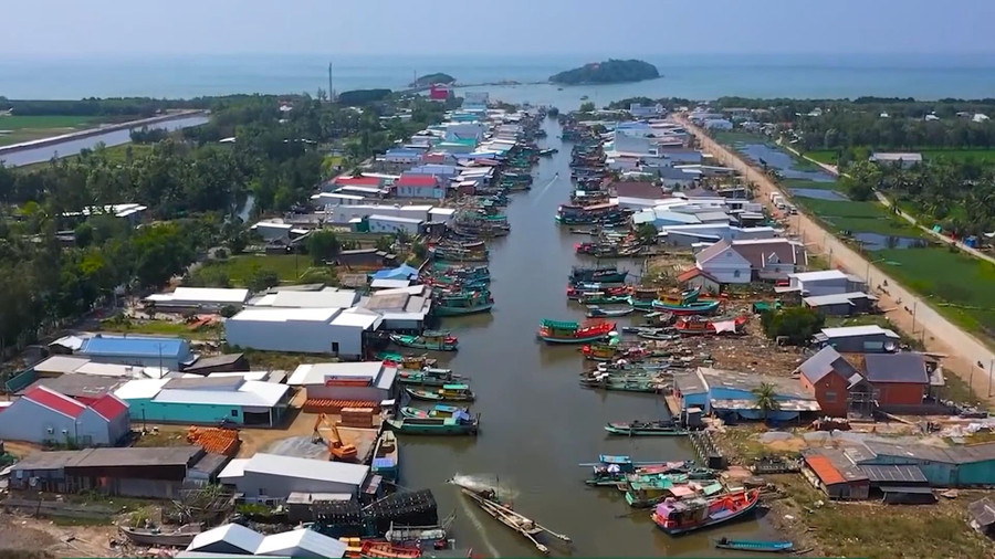 Cửa biển Đá Bạc (huyện Trần Văn Thời) là một trong những nơi có đông phương tiện hành nghề câu kiều.