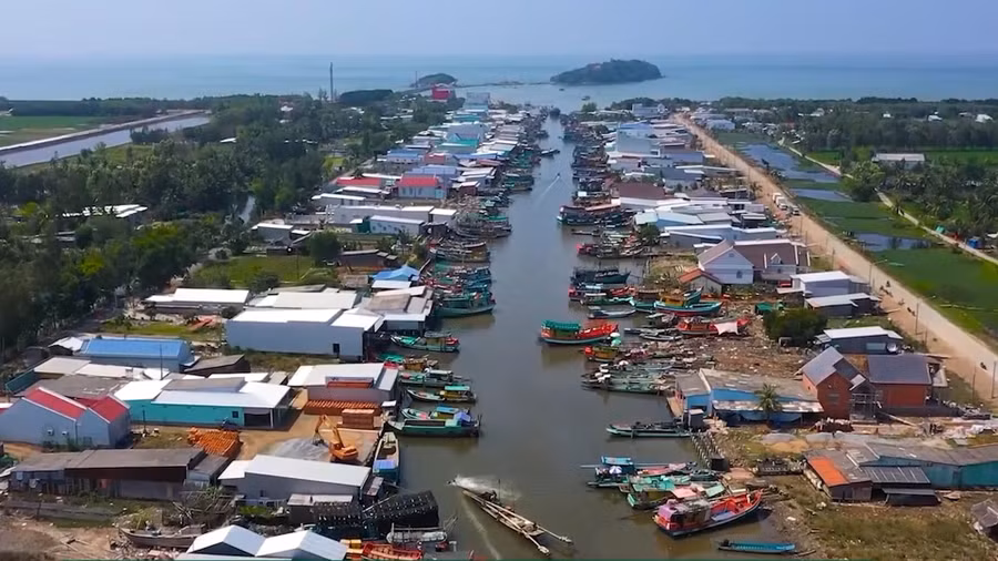 Cửa biển Đá Bạc (huyện Trần Văn Thời) là một trong những nơi có đông phương tiện hành nghề câu kiều.