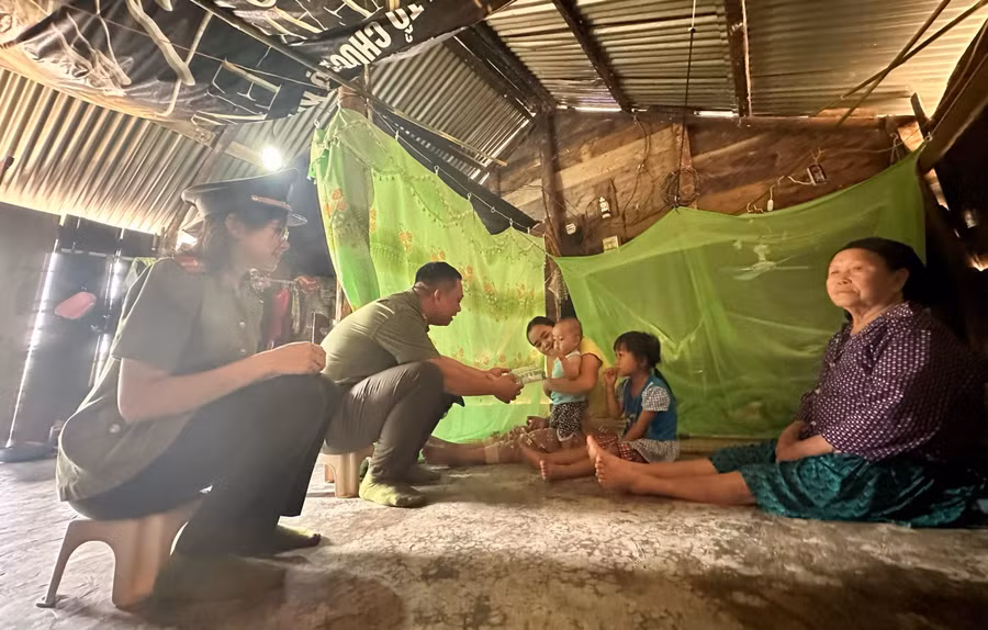 Lực lượng Công an huyện Cư Jút động viên gia đình có người thân đi theo lời kẻ xấu xúi giục ra nước ngoài. Ảnh: TT