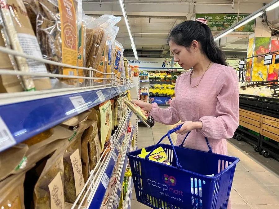 Người dân mua hàng ở siêu thị trong bối cảnh giá cả hàng hóa ở các chợ truyền thống tăng. (Ảnh: U.P)