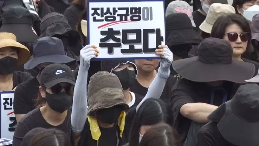 Các nhà giáo dục biểu tình sau khi một giáo viên tiểu học tự tử do bị phụ huynh quấy rối trong thời gian dài. Ảnh minh họa: INT