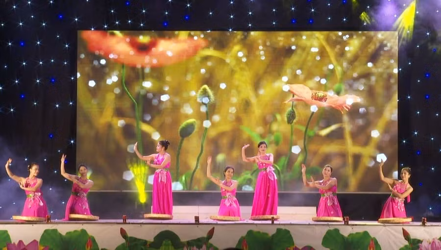 Biểu diễn nghệ thuật mừng các ngày lễ lớn