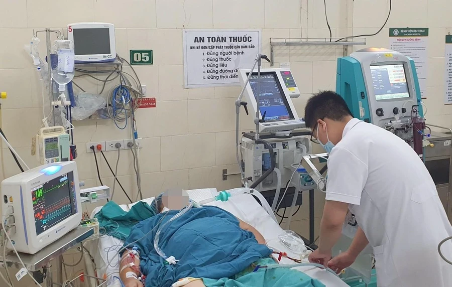 Bệnh nhân mắc sốt xuất huyết Dengue đang điều trị lọc máu tại Trung tâm Bệnh nhiệt đới, Bệnh viện Bạch Mai. Ảnh: BVCC