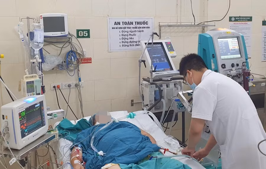 Bệnh nhân mắc sốt xuất huyết Dengue đang điều trị lọc máu tại Trung tâm Bệnh nhiệt đới, Bệnh viện Bạch Mai. Ảnh: BVCC