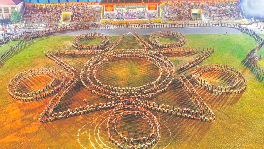 Vòng xoè đoàn kết trong Tết Độc lập ở Than Uyên. Ảnh: TL