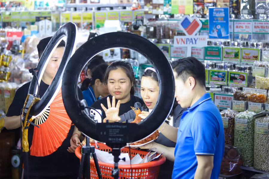 Những đơn vị kinh doanh nhỏ lẻ trên sàn thương mại điện tử đang chịu nhiều áp lực trong cuộc đua về giá.