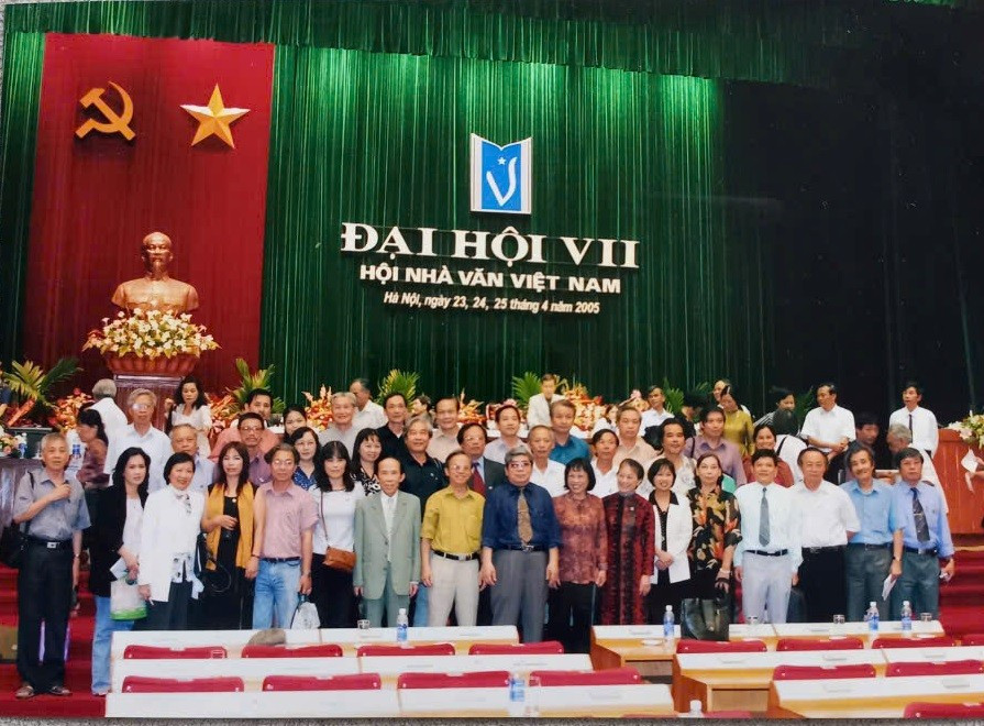 Đoàn nhà văn Đại học Tổng hợp Hà Nội dự Đại hội Hội Nhà văn lần thứ 7. Ảnh: NVCC.